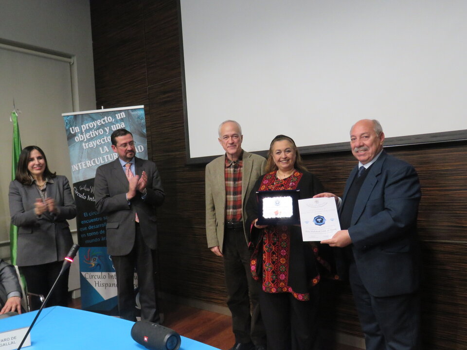 Cristina Juarranz, Miguel Moro Aguilar, Armando Lozano, Miriam Sobh y Abdo Tounsi, durante la entrega de la “Medalla CIHAR de Diamante” ,a título póstumo a Mahmud Sobh Al- Kurdi