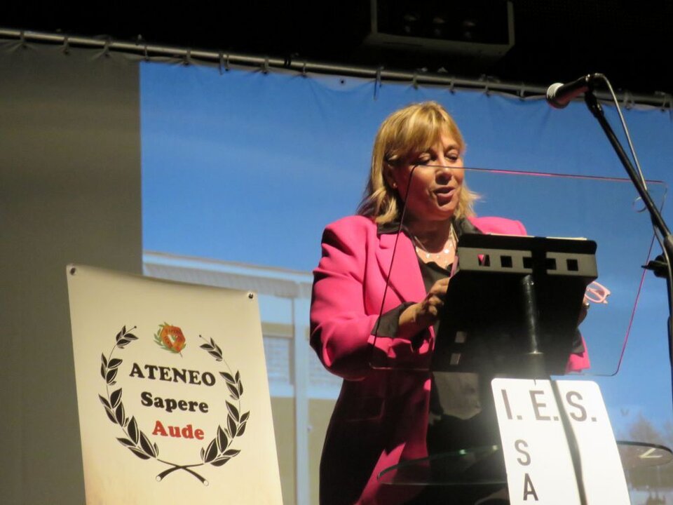 La profesora Montserrat Iglesia Gómez, agradeciendo el patrocinio de las editoriales Alrevés, Anaya y Vencejo Ediciones, así como el del Ayuntamiento de Villanueva del Pardillo