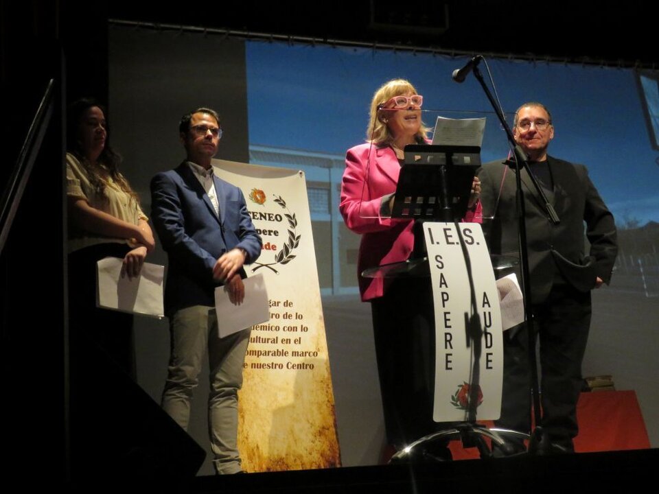 Los profesores que presentaron el acto