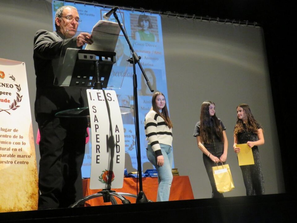 Diego Vadillo con la primera premiada Lola Marchetto Larrea, a la izquierda, a la que entregaron el premio, por su texto “Baldosas malditas” , las alumnas Linda Esteban González y Daniela Estepa Suela