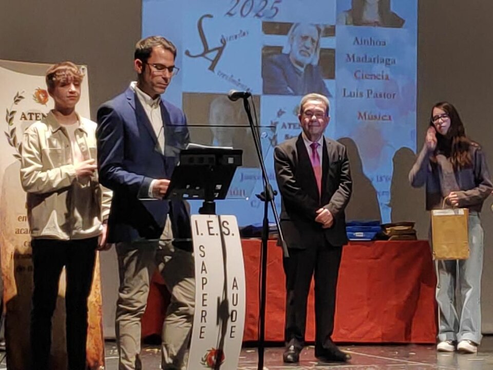 David Méndez García , Ramiro Martín Gozalo, José Belló Aliaga, y  Érica Sosa González durante la ceremonia de entrega del premio a nuestro colaborador