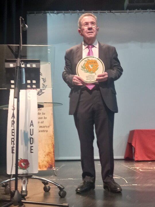 José Belló, con su galardón