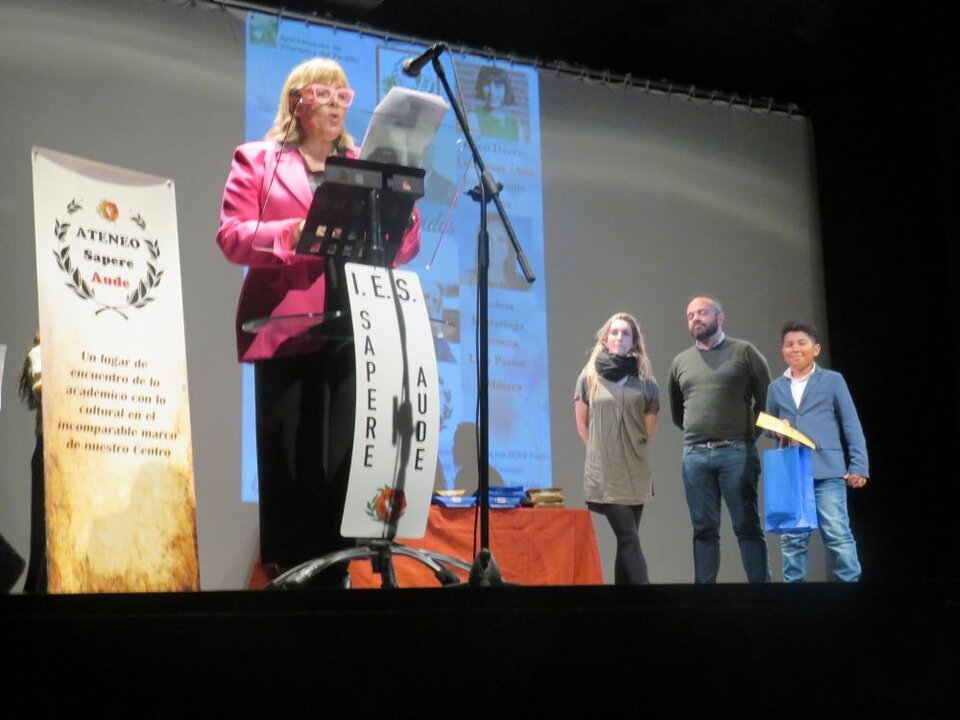 Montserrat Iglesias volvió a intervenir para llamar a Dennis Roldán Sagastume Bueso, quien recibía el premio por su texto “Un ejército microscópico”. Le entregaron el galardón los profesores Paloma Morate Ramos y Julio de la Cruz Sosa