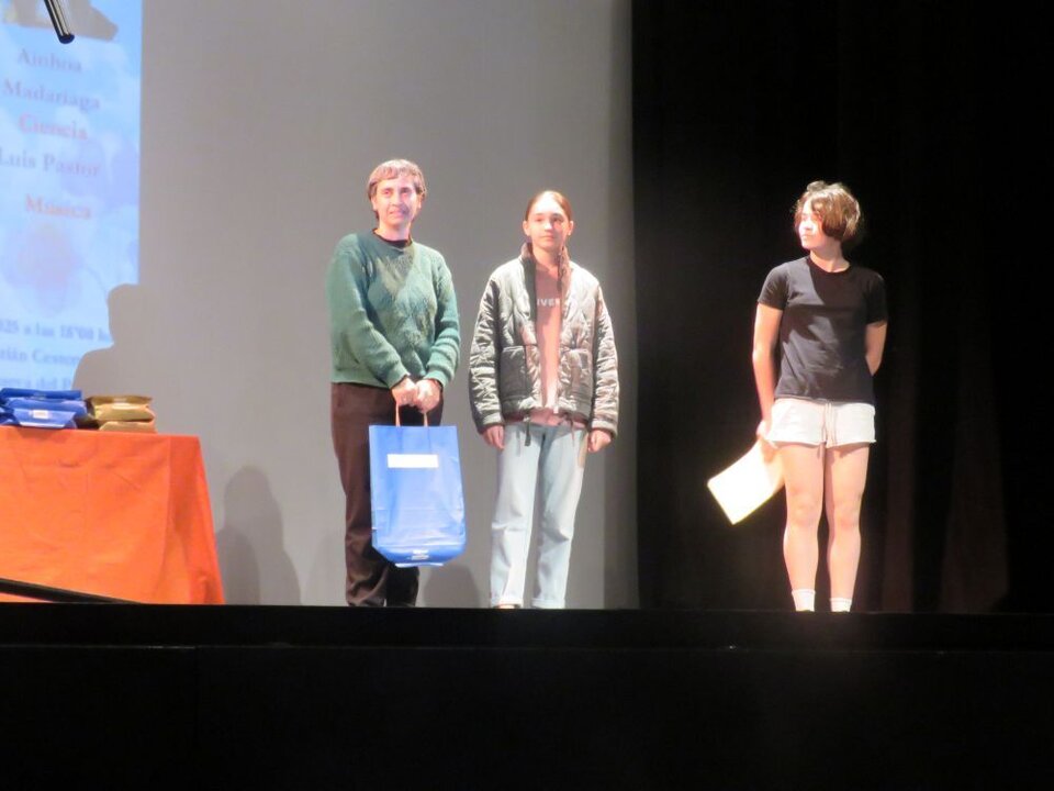En el centro, Olivia Alcaide García, que fue premiada por su texto “La salvación”. Le entregaron el premio la profesora María Luisa Quintero correa y la alumna Daria Juliana Leonte