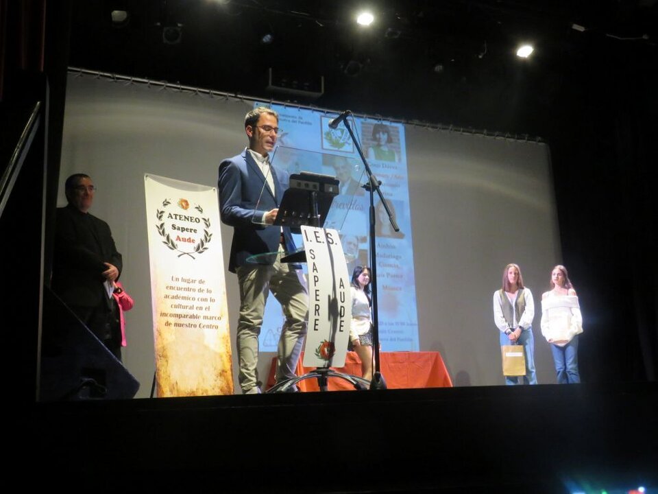 Ramiro Martín llamó a Lucía González Manzano premio Literarios Atrevimientos 2025 por su relato “En una oficina”. Le entregaron el premio las alumnas Ainhoa Santamaría del Río y Diana Marchán Pagán