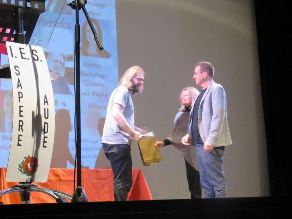 El hijo del cantautor Luis Pastor, que no pudo asistir, recibe el Premio Atrevido en el apartado de Música, de mano de profesores Emilia Zarzalejo Cabornero y David Príncipe Licini