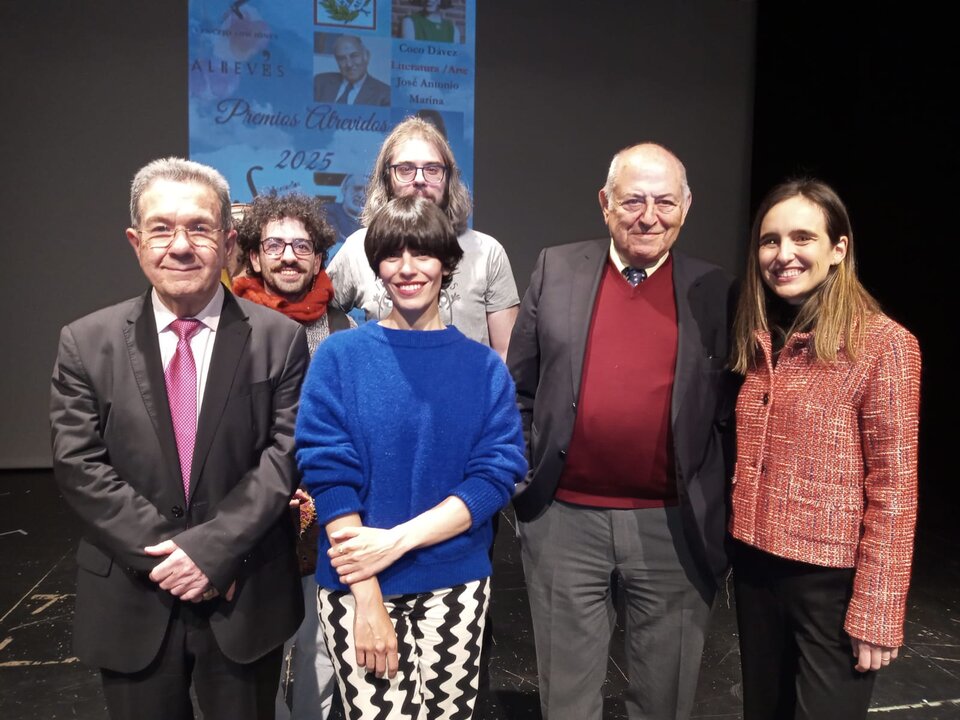 De izquierda a derecha, José Belló Aliaga; Coco Dávez; José Antonio Marina Torres y Ainhoa Madariaga Urrutia. Detrás de Coco Dávez, el hijo del cantautor Luis Pastor, que no pudo asistir y detrás de José Belló, el cantautor uruguayo Sebea Ulivi