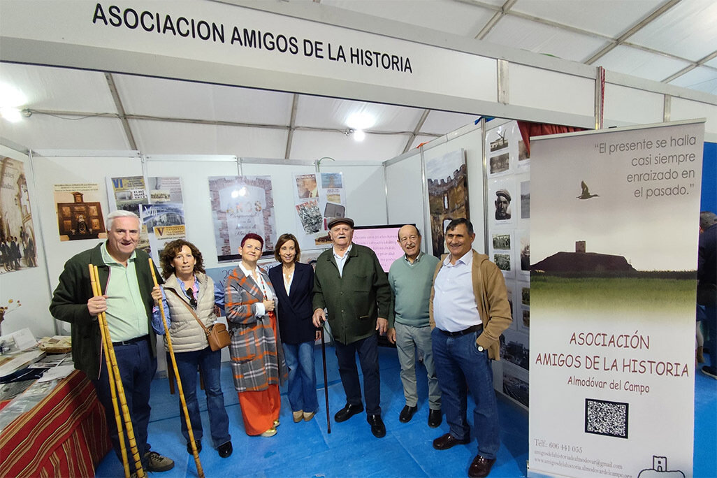El alcalde, con integrantes del colectivo de Amigos de la Historia
