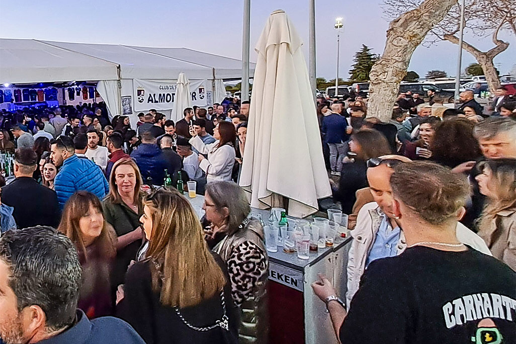 Exteriores de la carpa habiltiada para servicio de bar