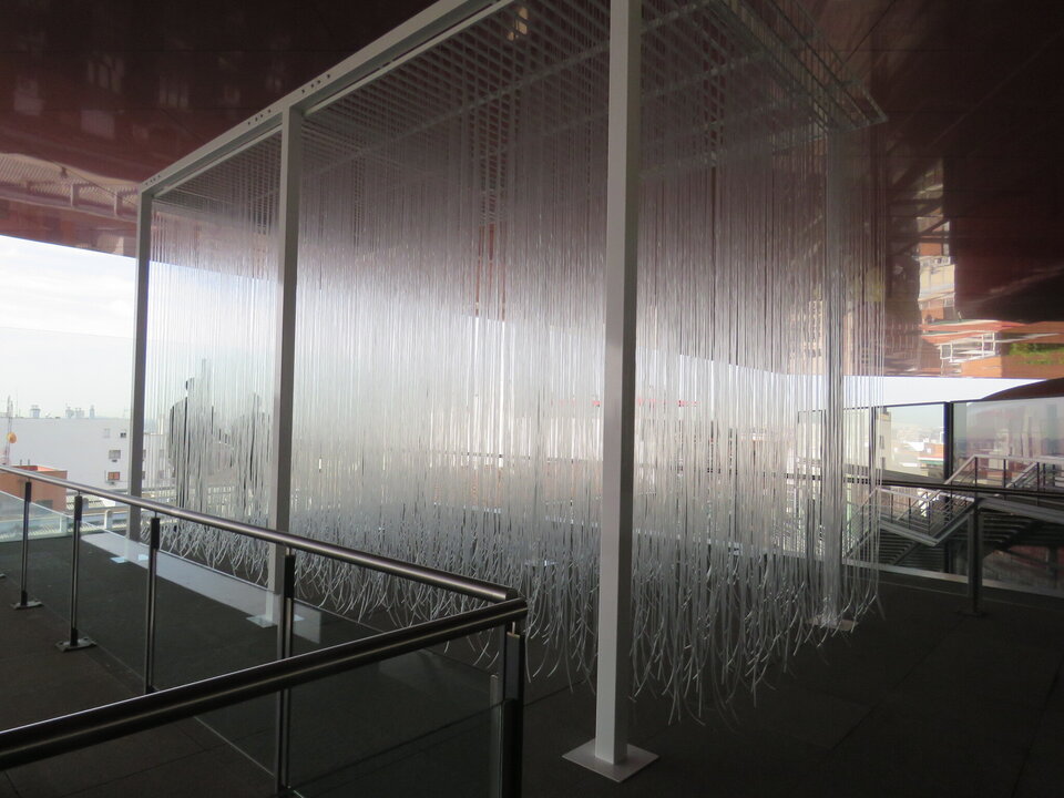 SOTO, JESÚS RAFAEL. Penetrable, 1982. Aluminio y hierro pintados y tubos flexibles de PVC (1)