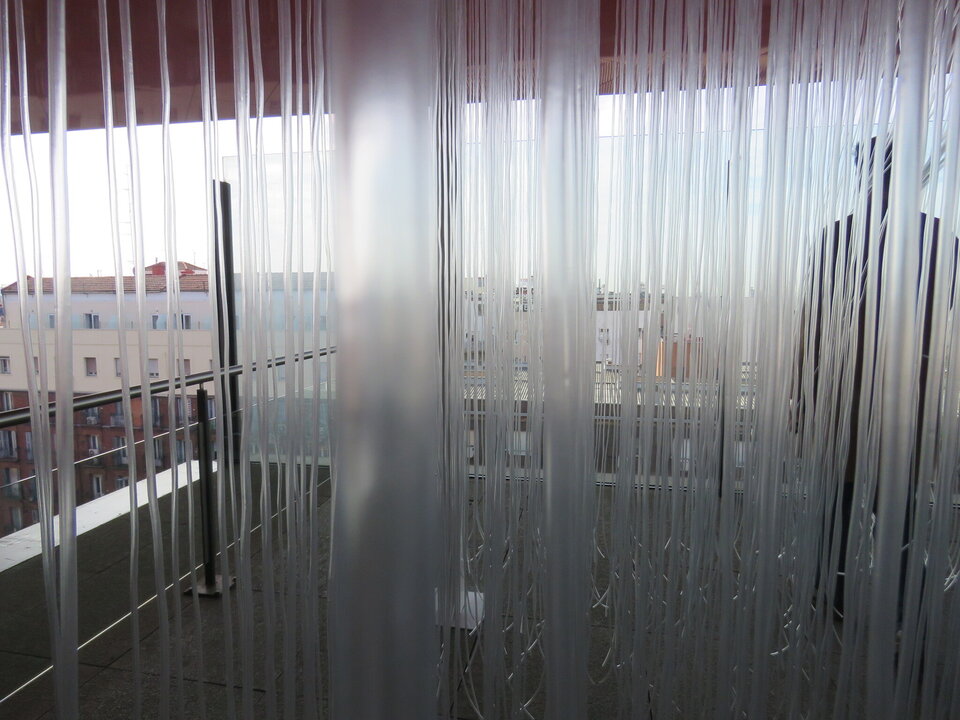 SOTO, JESÚS RAFAEL. Penetrable, 1982. Aluminio y hierro pintados y tubos flexibles de PVC (2)