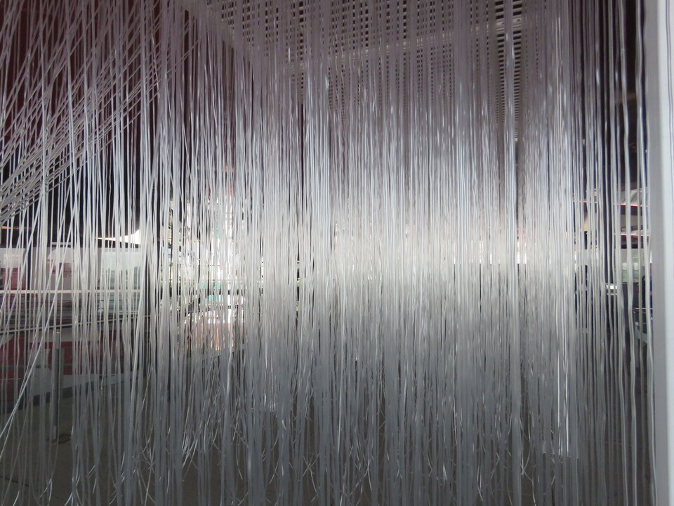 SOTO, JESÚS RAFAEL. Penetrable, 1982. Aluminio y hierro pintados y tubos flexibles de PVC (3)