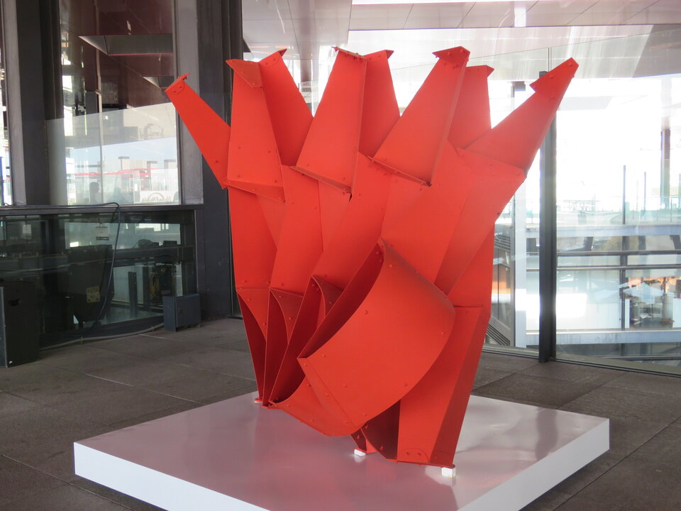 NEGRET, EDGAR. Vigilante rojo, 1979. Aluminio esmaltado y atornillado (2)