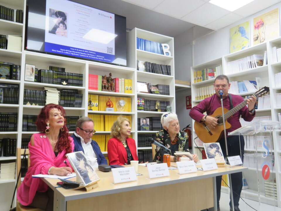 El acto concluyó con la actuación musical del cantante colombiano Álex Flórex