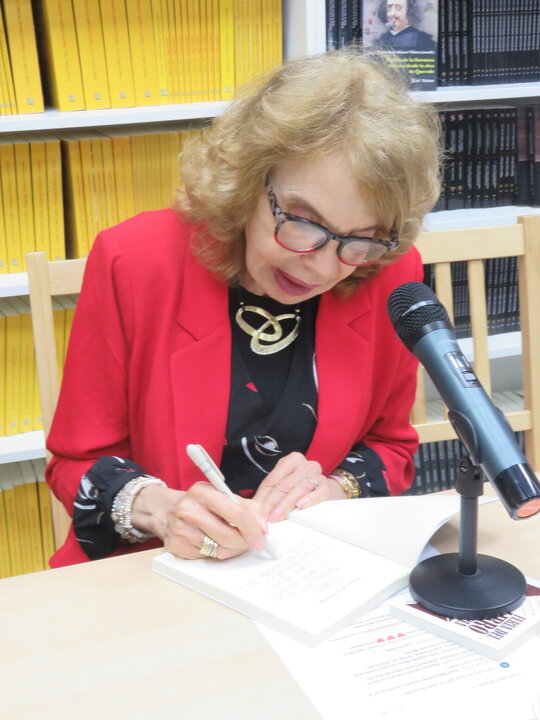 Bella Clara Ventura firmando ejemplares de su obra