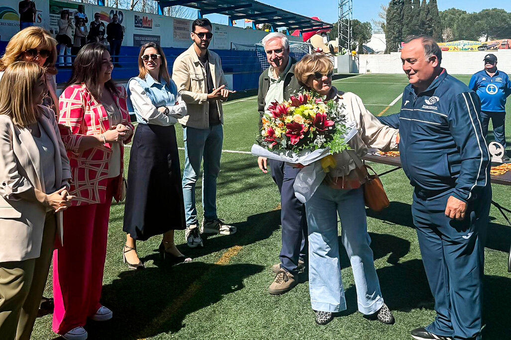 Asun Hipólito, recibiendo un ramo de flores de recuerdo