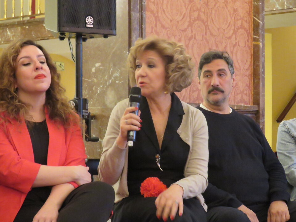 En el centro, con el micrófono, la soprano Milagros Martín, en el papel de Sra. Valeriana en EL BATEO y Gorgonia en LA REVOLTOSA