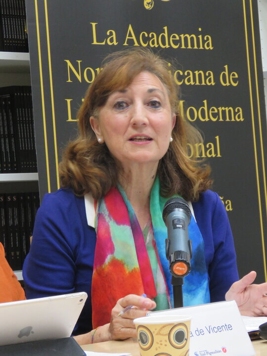 La escritora María del Carmen Aranda, vicepresidenta y Coordinadora Nacional de la Academia Norteamericana de Literatura Moderna Internacional (ANLMI)