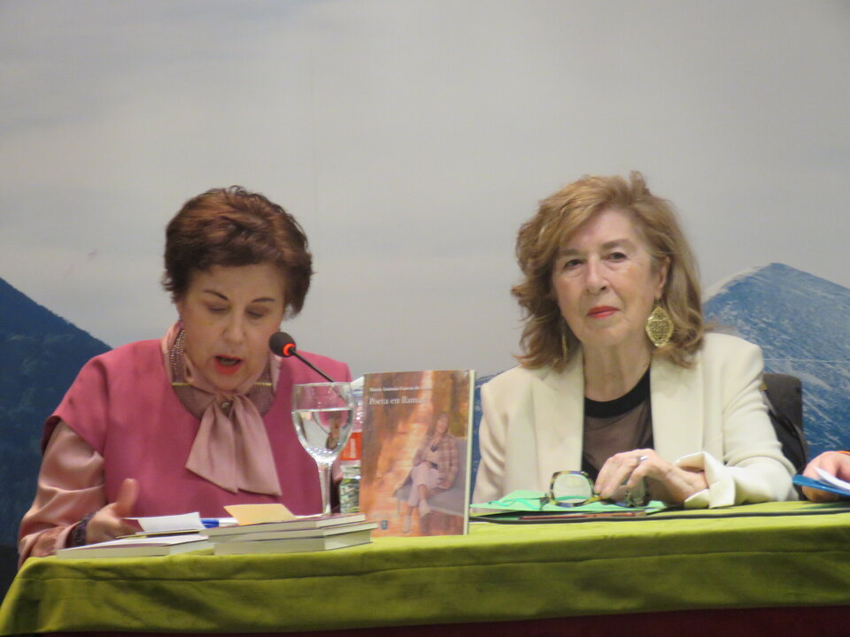 Rosario de la Cueva, que dirige el Ciclo “La Rioja poética”, en el Centro Riojano de Madrid junto a Maria Antonia García de León