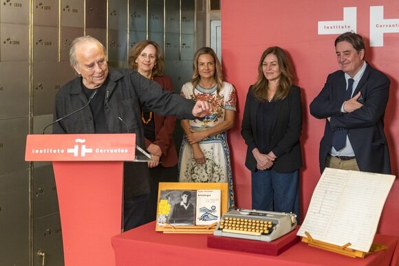 Serrat explica el contenido de su legado acompañado, desde la dcha., por García Montero; la mujer del cantautor, Candela Tiffón; la secretaria de Estado para Iberoamérica y el Caribe, Susana Sumelzo y la secretaria general del Cervantes, Carmen Noguero. Foto: Instituto Cervantes / Nuria Iniesta Sepúlveda