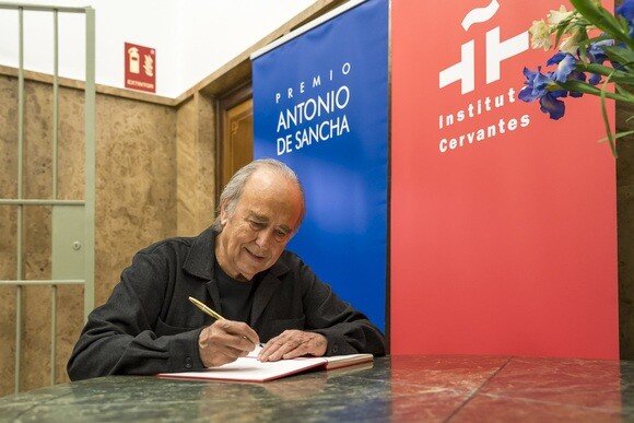 El músico catalán escribe una dedicatoria en el libro de honor del Instituto Cervantes. Foto: Instituto Cervantes / Nuria Iniesta Sepúlveda