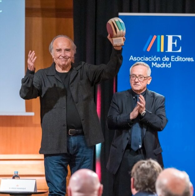 Serrat recibe el Premio Antonio de Sancha acompañado por el presidente de la Asociación de Editores de Madrid, Manuel González. Foto: Instituto Cervantes / Nuria Iniesta Sepúlveda