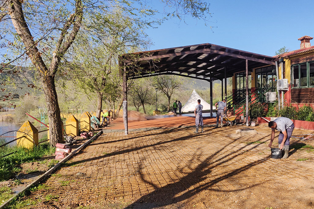 La pérgola tiene orientada sus vistas hacia el pantano de Carboneras