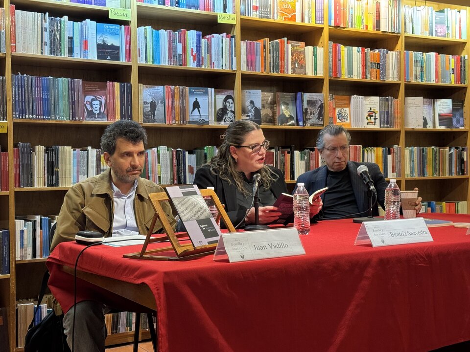 En el centro Beatriz Saavedra leyendo alguno de sus poemas
