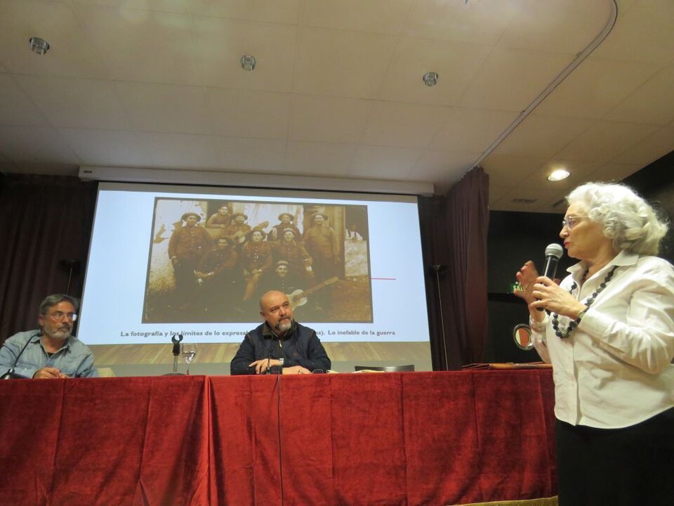 De pie, la profesora Carmen Marchante