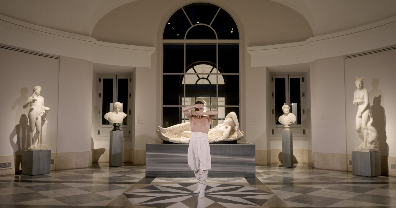 Antonio Najarro en la sala de la escultura 'Ariadna dormida' del Museo del Prado