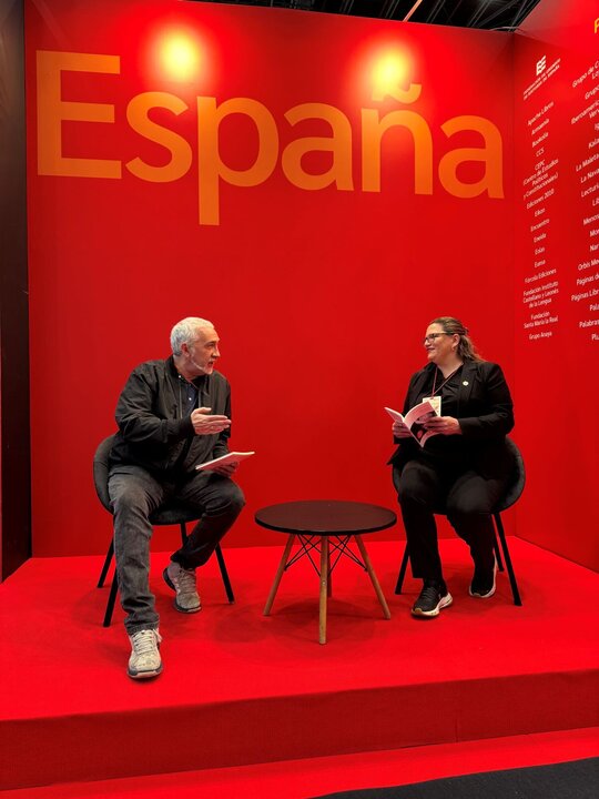 Beatriz Saavedra con el escritor español José Luis Amigo