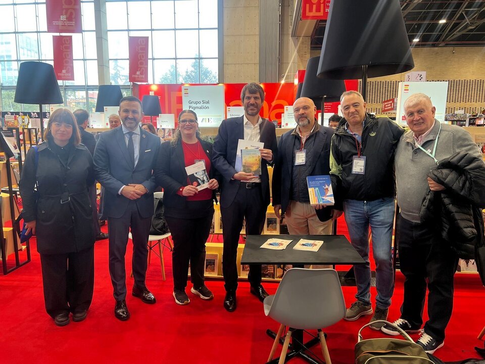 De izquierda a derecha, componente del equipo del ministro Urtasun; Jonathan Rojas; Beatriz Saavedra; el ministro de Cultura de España, Ernest Urtasun; Basilio Rodríguez Cañada; José María Paz Gago y Roberto Gil de Mares