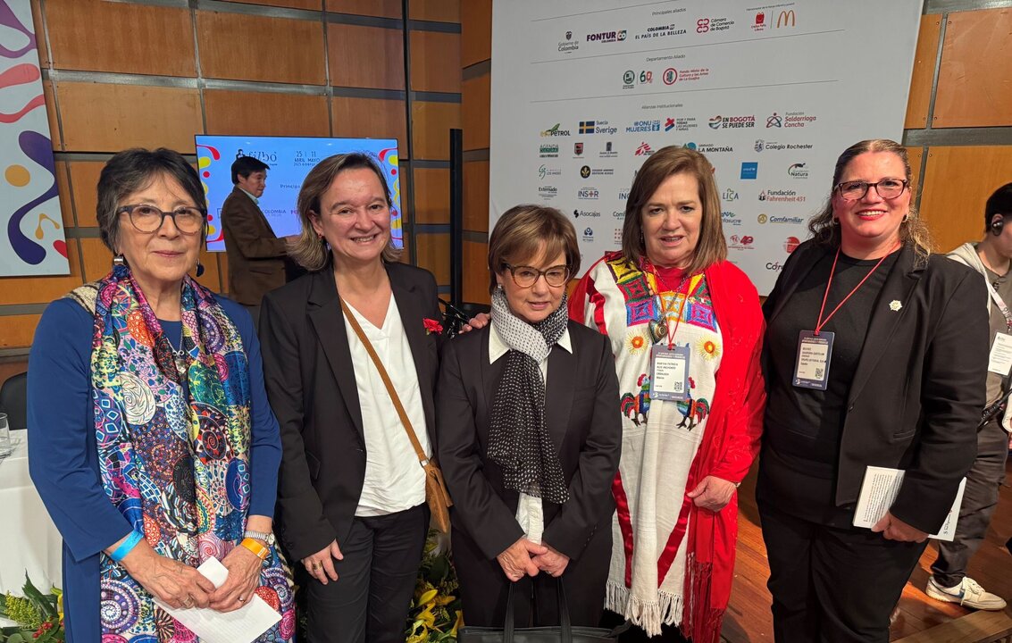 Beatriz Saavedra, junto a la embajadora de México en Colombia, Martha Patricia Ruíz Anchondo , la escritora Pilar Bonet y otras personalidades