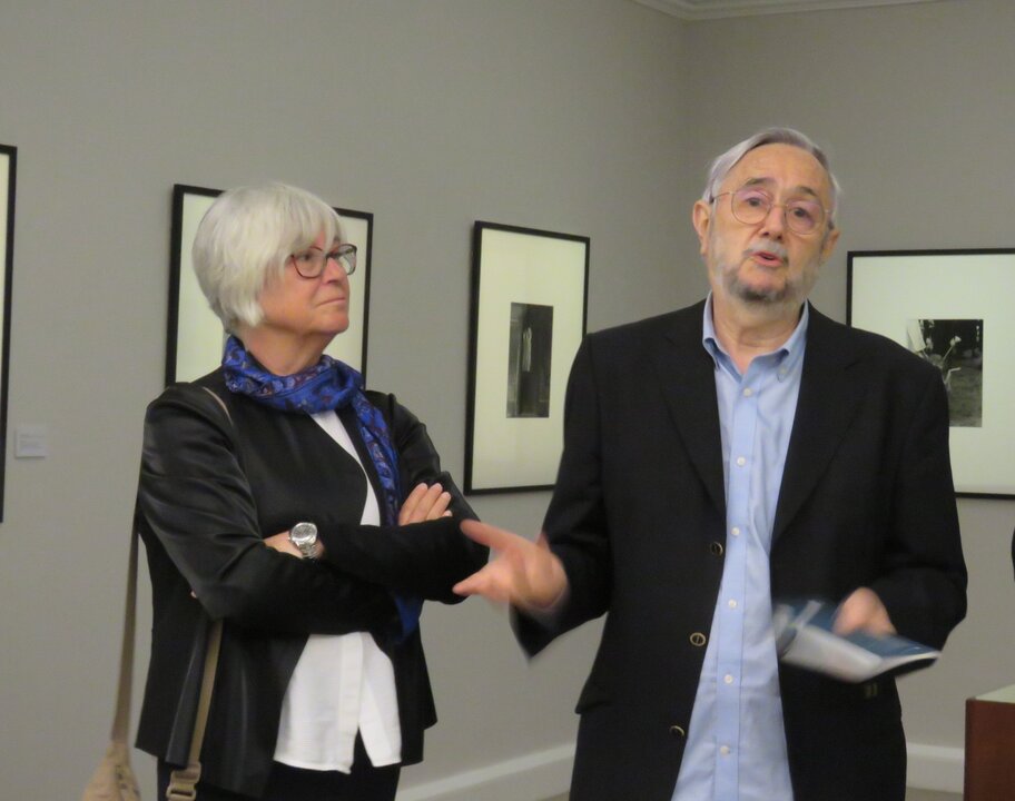 Publio López Mondéjar, durante su intervención, junto a Laura Terré