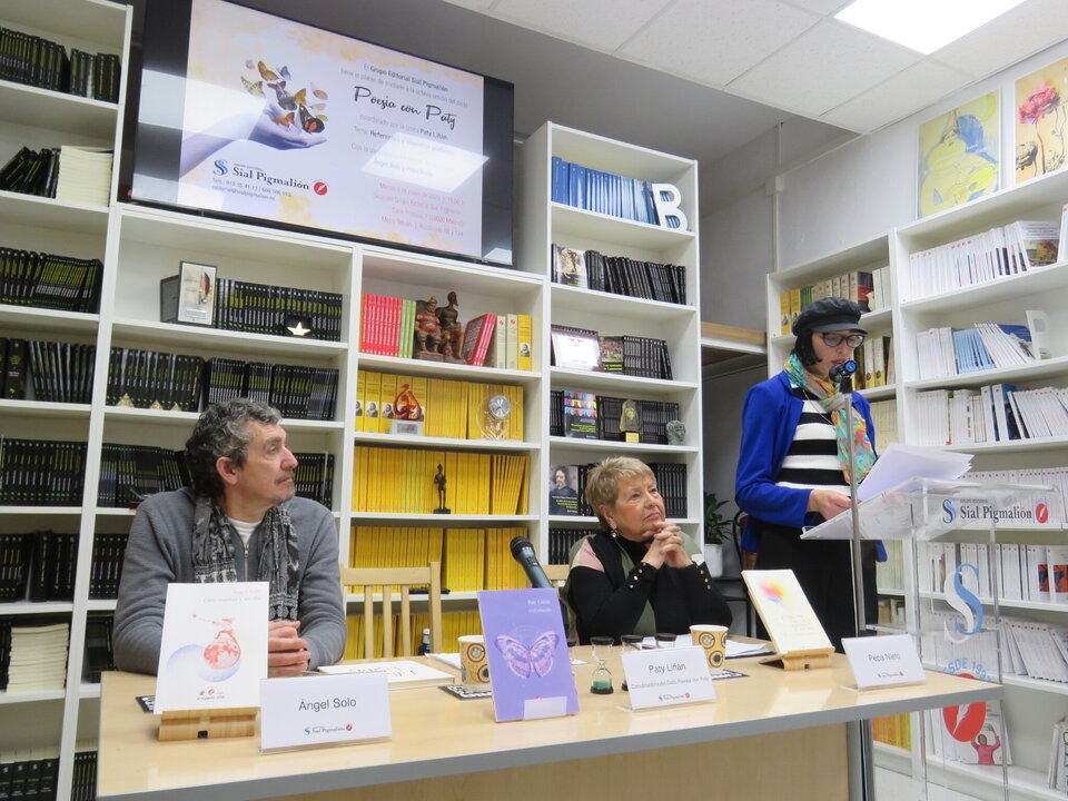 Ángel Solo, Pepa Nieto y de pie, Paty Liñán