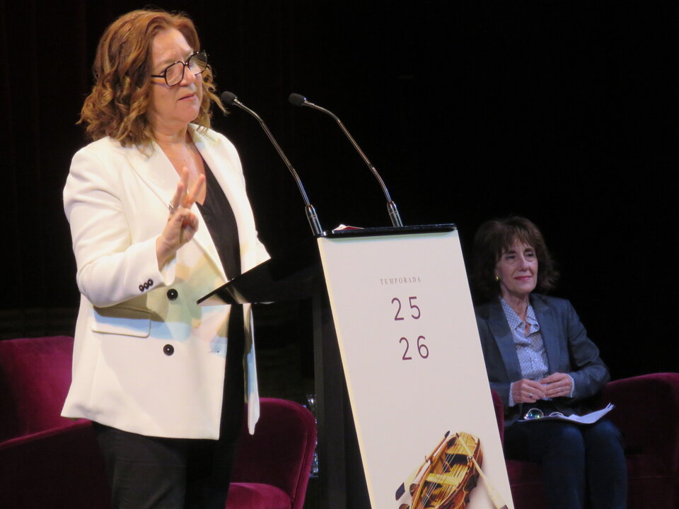 En primer término, Isamay Benavente, directora del Teatro de la Zarzuela, detrás, sentada la directora general del Instituto Nacional de las Artes Escénicas y de la Música (INAEM), Paz Santa Cecilia