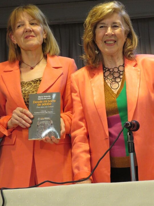 Julia Yébenes, con el libro presentado y Maria Antonia García de León