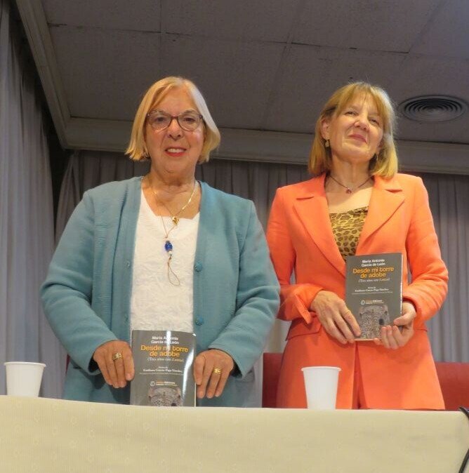 Julia Sáez y Julia Yébenes, con sendos ejemplares de la obra presentada