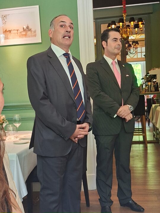 A la izquierda el dueño y director general del restaurante , José Luis de la Concha, con Jesús Ángel Rojo director del Grupo de Comunicación El Distrito durante la presentación a los invitados de la Prensa