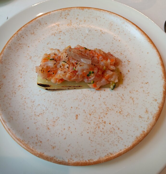 Puerro a la brasa con tartar de gambón