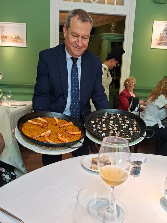 El director del restaurante Stefan Kolev mostrando arroz negro con chipirones y arroz con gambones