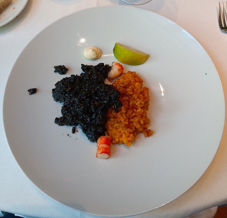 Arroz negro con chipirones y arroz de gambón y un delicioso postre