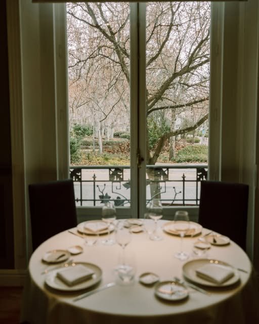 El restaurante cuenta con cuatro exclusivos salones con nombre de artistas- Picasso, Dalí, Miró y Goya- lo que permite ofrecer espacios versátiles, privados y con encanto especial