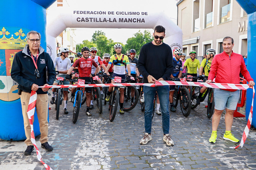 El edil de Deportes, Miguel López, cortando la cinta de salida