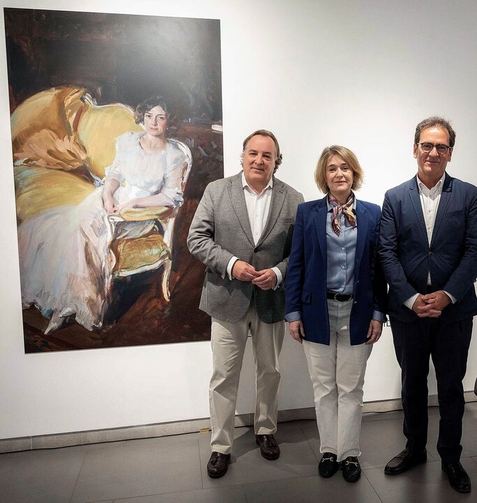 El concejal del distrito de Chamberí, Jaime González Taboada y la delegada de Cultura, Turismo y Deporte, Marta Rivera de la Cruz junto al director del Museo Sorolla, Enrique Varela