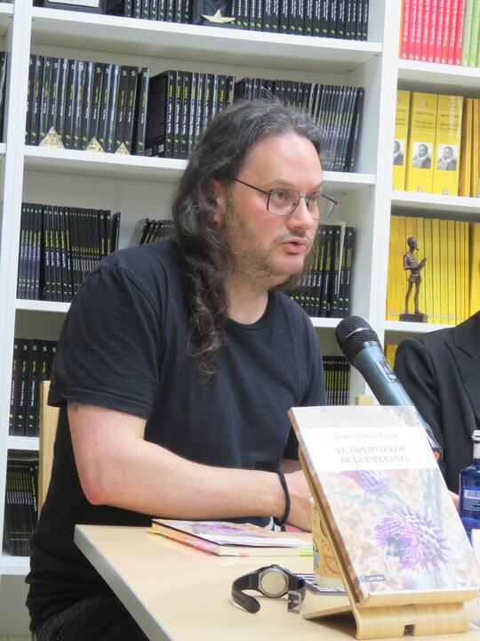 “Aborrezco la poesía complaciente; complaciente con el discurso dominante, con sus medios de reproducción de la realidad, con un tipo de público que solo desea permanecer pasivo ante un hecho cultural”, declara con rotundidad Alberto García-Teresa
