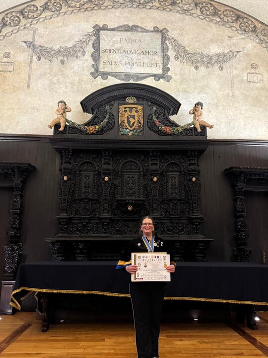 Beatriz Saavedra con su distinción otorgada por la Academia Nacional de Historia y Geografía de la Universidad Nacional Autónoma de México (UNAM)