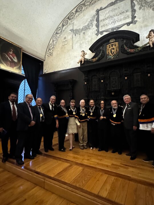La ceremonia reunió a un destacado grupo de académicos, escritores, artistas, embajadores, diplomáticos y doctores de diversas latitudes, quienes atestiguaron este homenaje a una de las voces más sólidas, comprometidas y fecundas de la poesía contemporánea