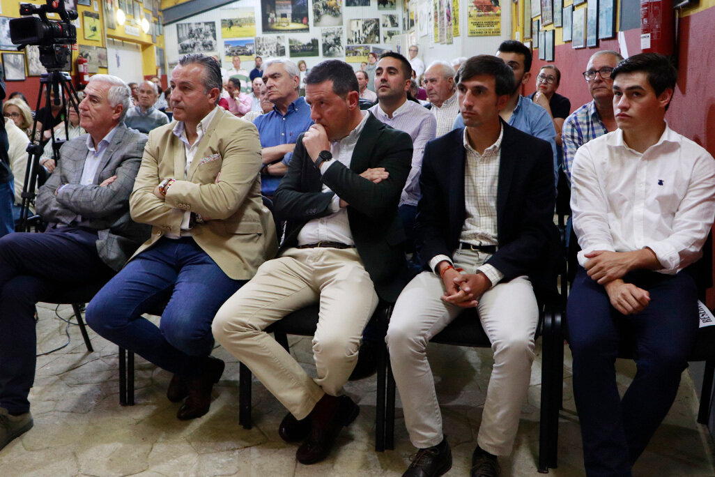 Autoridades, promotor y dos de los novilleros que intervendrán el 28 de junio