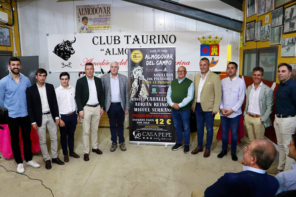 Posado junto al cartel que promociona el festejo taurino del Día de la Provincia 2025